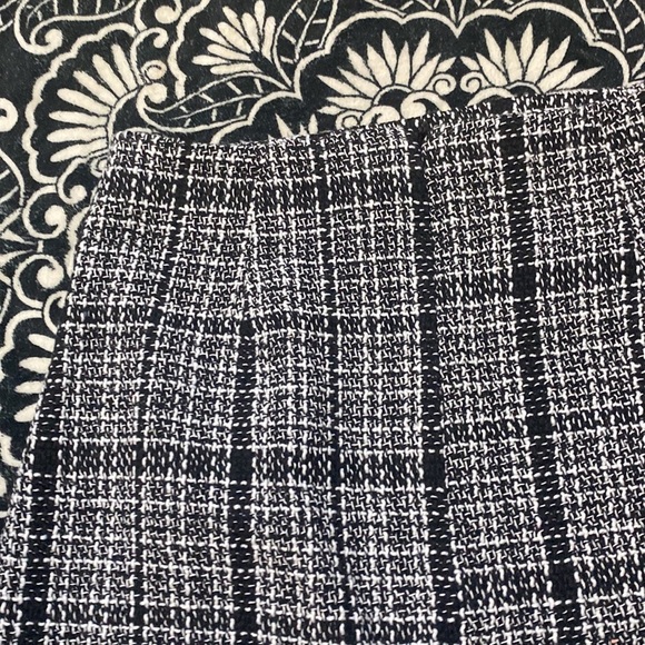 Medium black and white tweed like mini skirt - Picture 10 of 14